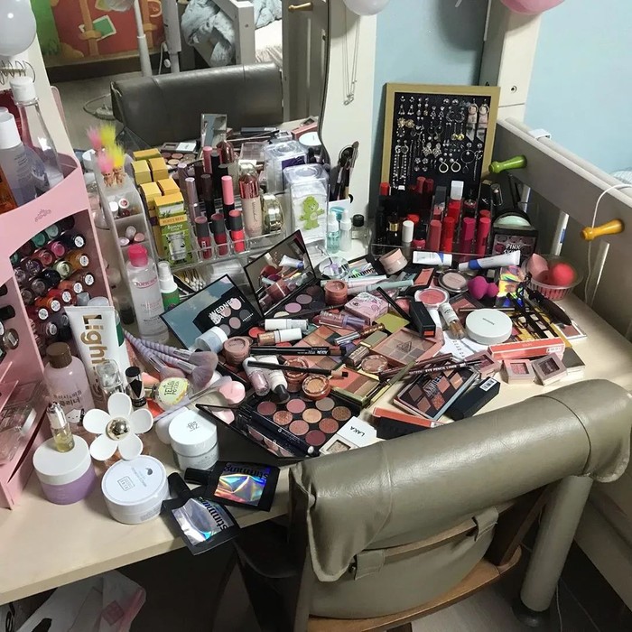 化妆品堆积如山丨强迫症患者的收纳
